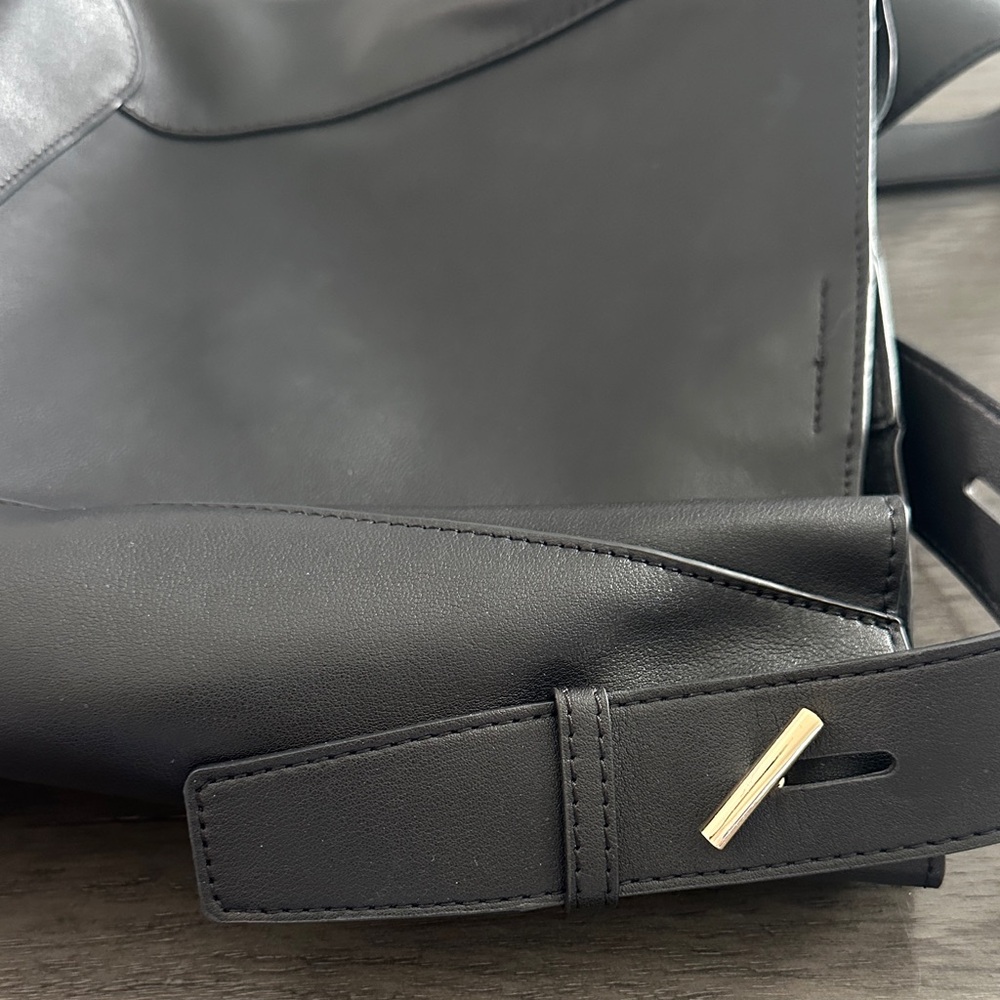 Chic Black Leather Shoulder Bag - Picture 6 of 8